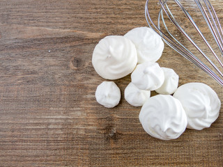 Weihnachtliches Backen, Baiser, Meringue mit weihnachtlicher Zuckerdeko