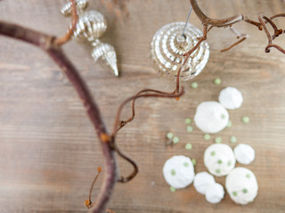 Weihnachtliches Backen, Baiser, Meringue mit weihnachtlicher Zuckerdeko