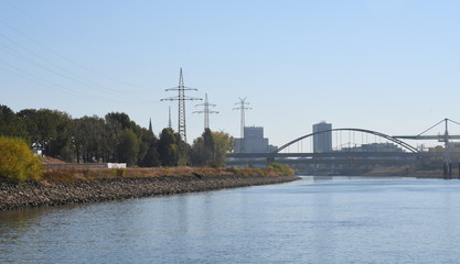 brücke und strommasten in industriestadt mit hafen mannheim