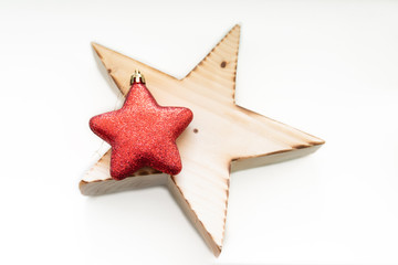 Holzstern und roter Stern als Dekoration für Weihnachten