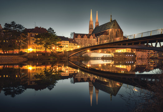 G&ouml;rlitz / Zgorzelec - Altstadt mit Kirche (PETERSKIRCHE) und Br&uuml;cke (Fluss Neisse mit Lichter und Reflektion)