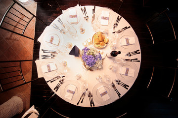 tavolo tondo apparecchiato per cerimonia in grande stile 