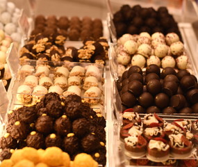 weihnachtsbäckerei plätzchen und pralinen zu weihnachten oder im advent vom Schaufenster aus gesehen