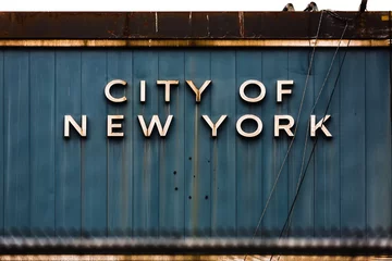 inschrift stadt new york auf metallwand © misu