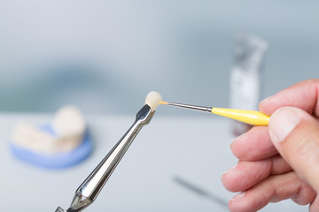 Detail von der Bearbeitung von Zahnersatz im Dentallabor