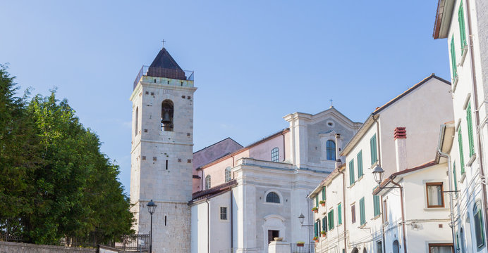 Exploring the streets and details of the small town of Capracotta