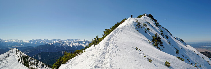 Wandern auf einem Grat in den Bayerischen Bergen im Winter, Bayern, Alpen, Deutschland