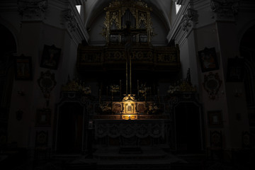 Exploring the streets and details of the small town of Capracotta