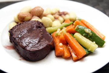Rinderfilet in Rotweinsosse mit Gnocci und Gemüse