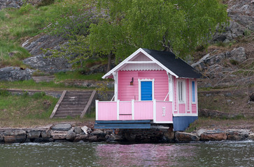 Fototapeta na wymiar typical swedish holiday houses in the Stockholm archipelago