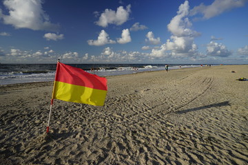 Badezone mit wehender Fahne auf der Nordseeinsel Baltrum in Niedersachsen, Nationalpark Wattenmeer