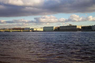 Fototapeta na wymiar вид на противоположный берег с набережной Санкт-Петербурга, октябрь 2018