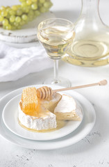 Camembert with honey, grapes and white wine