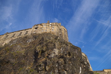 絶壁に立つ建物