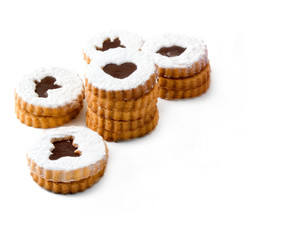 Conjunto de galletas artesanas redondas rellenas de mermelada de fresa