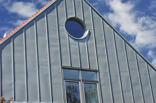 Stehfalz-Metall-Fassadenverkleidung an einem Wohngebäude