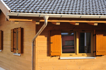 Fassade eines Holzhauses in alpiner Architektur (Bayern, Deutschland)