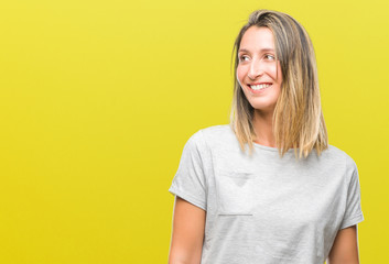 Obraz premium Young beautiful woman over isolated background looking away to side with smile on face, natural expression. Laughing confident.