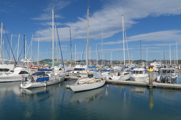 Fototapeta na wymiar Boote und Yachten im Hafen
