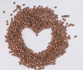 Сердце выложенное из кофейных зерен