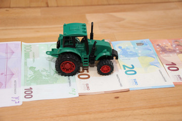 Ein Traktor und Bargeld 