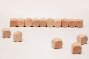 Holzwürfel, Hintergrund ist weiß, Template für Beschriftung und Text, abstrakte Illustration und Vorlage