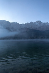 Eibsee am Morgen mit Nebel und klarem Blick auf die Berge