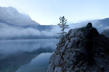 Wanderung - Eibsee am Morgen mit Nebel und klarem Blick auf die Berge	