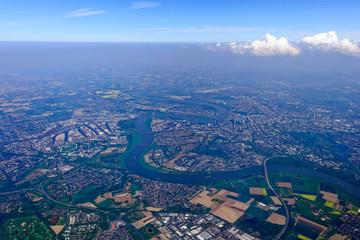 Blick aus dem landenden Flugzeug auf Düsseldorf © MCM