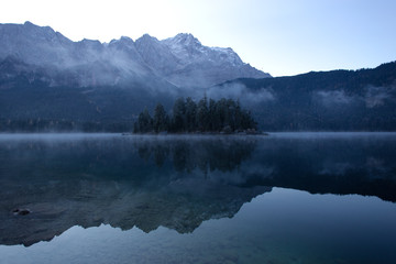 Eibsee am Morgen mit Nebel und klarem Blick auf die Berge	