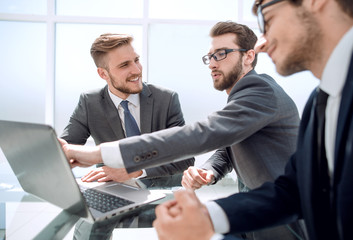 Fototapeta premium employees discussing new information