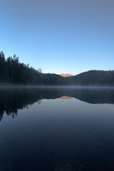 Berge, See, Bayern, Zugspitze, Eibsee, Nebel, Seeblick, Bergblick, November, Kalt, Eis, Frost, Raureif, Morgen, Dämmerung, Sonnenaufgang, Wasser, Natur, Wald, Spinnenweben, gefrohren, Wolken, Blau