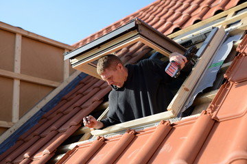 Dachdecker Oberlicht-Dachfenster im Dach einbauen und Hausdach mit Dachziegeln eindecken, neues...