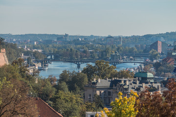 Naklejka premium Vista do rio Moldova na cidade de Praga na República Tcheca
