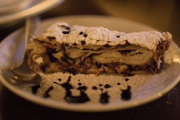 Apfel Strudel servido com calda de chocolate na Bratislávia