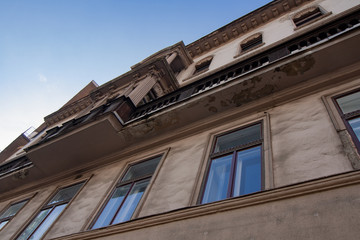 Fototapeta na wymiar Schrägansicht - Ein altes Gebäude in Budapest, Ungarn - Ein Altbau, der neu angestrichen werden müsste