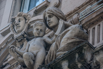 Fototapeta na wymiar statue of mother and child in Genoa