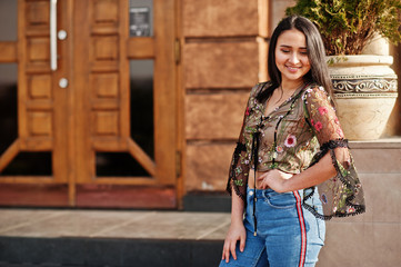 Obraz na płótnie Canvas Pretty latino model girl from Ecuador wear on jeans posed at street.