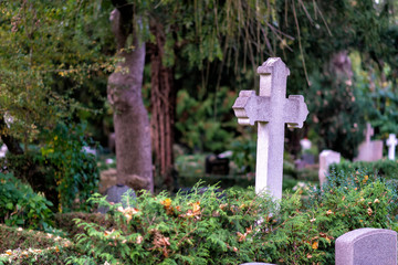 Friedhof mit alten Gr&auml;bern