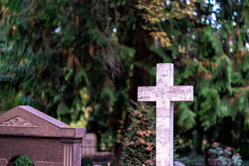 Friedhof mit alten Gräbern
