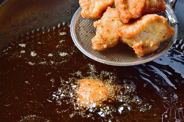 鶏の唐揚げの調理シーン