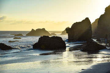 Obraz premium Dusk on El Matador State Beach in Makibu, California