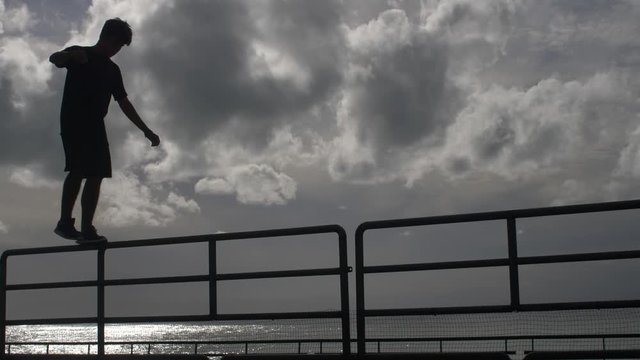 camminata in equilibrio sul tubo con la vista sul orizzonte