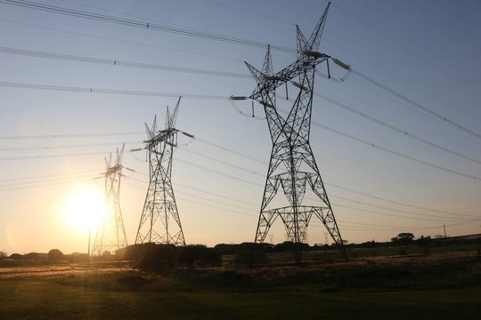 Torres de transmiss&atilde;o de energia el&eacute;trica