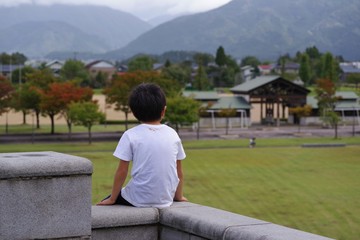 Fototapeta premium 独りで悩む男の子