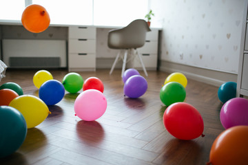 Naklejka premium Children's room decorated with balloons ready for the holiday, nobody