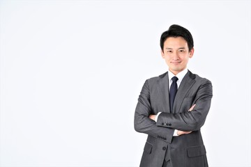 腕組する男性