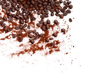 Obraz premium Coffee bean and coffee powder on white background