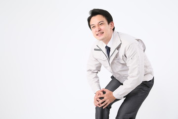 膝の痛みをかかえる男性