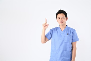 指さしする男性